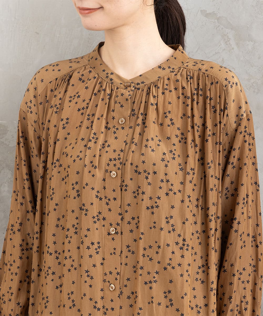 パウダーサテンスタープリントワンピース