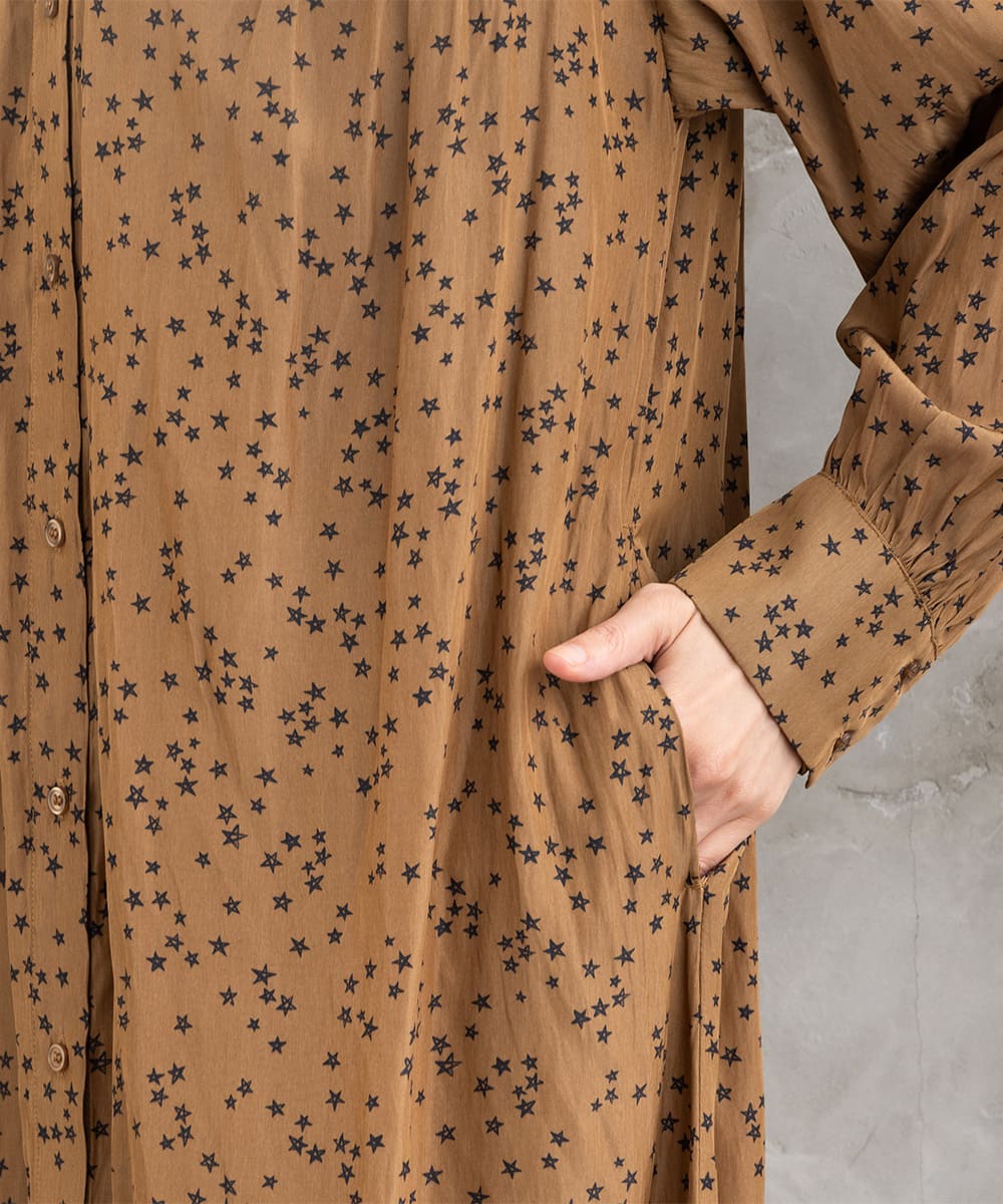 パウダーサテンスタープリントワンピース