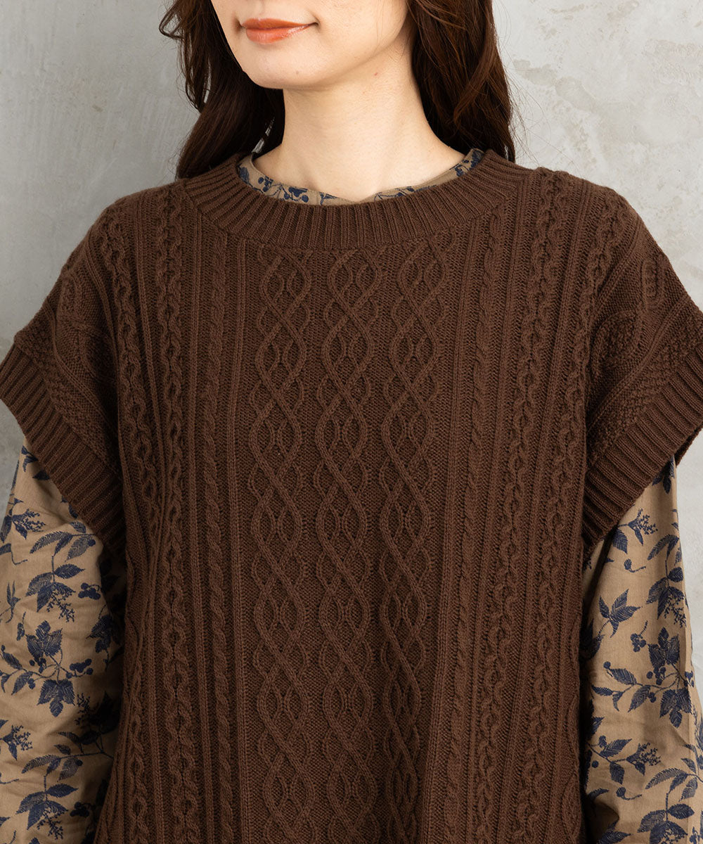 INDESIGN ケーブルニットベスト×ボタニカルワンピースアンサンブル