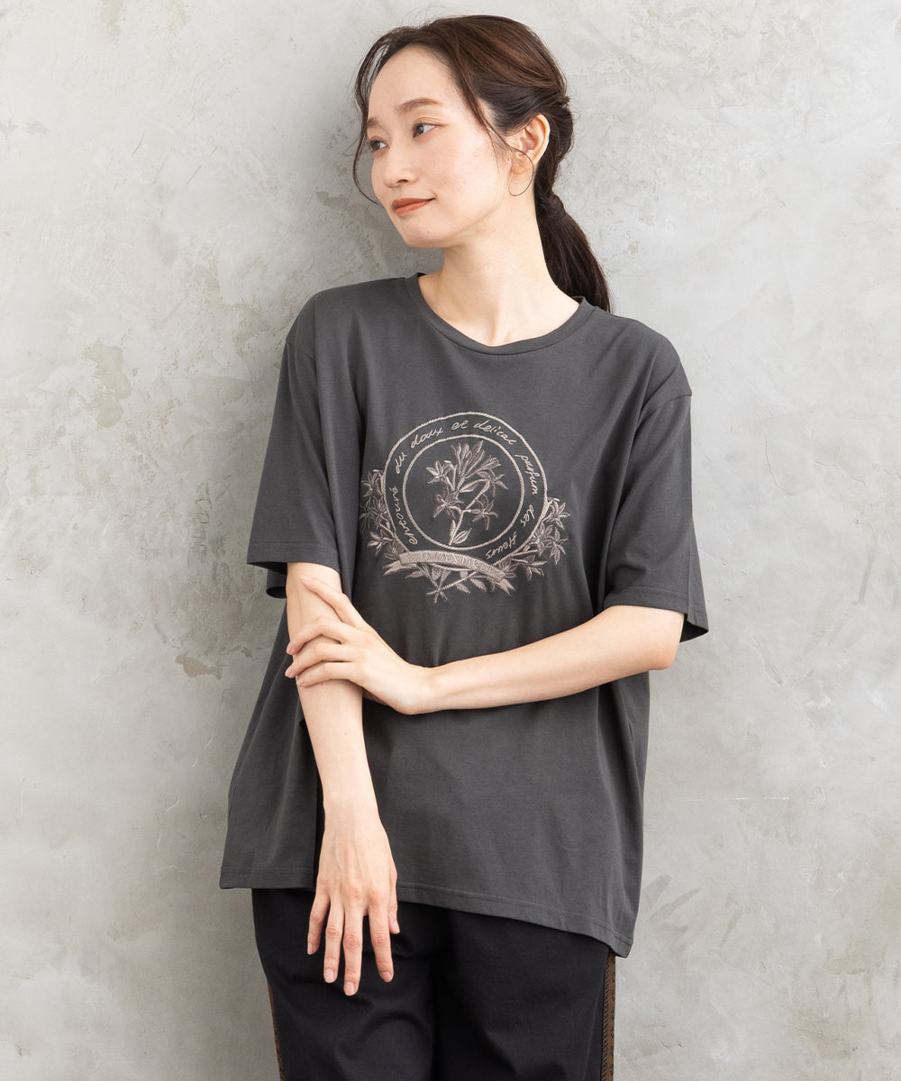 フラワーエンブレム刺繍Tシャツ