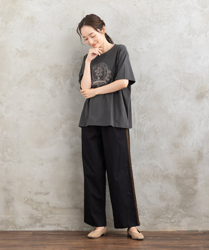 フラワーエンブレム刺繍Tシャツ