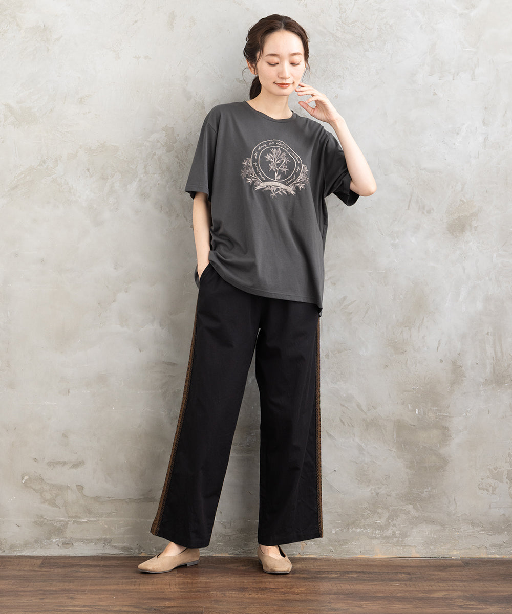 フラワーエンブレム刺繍Tシャツ
