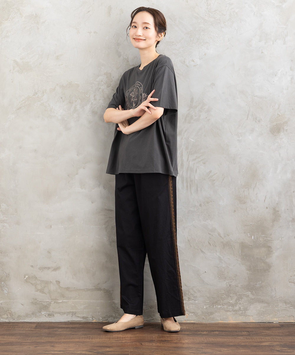 フラワーエンブレム刺繍Tシャツ