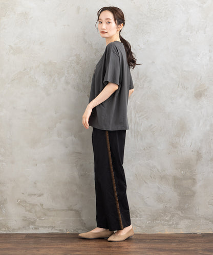 フラワーエンブレム刺繍Tシャツ