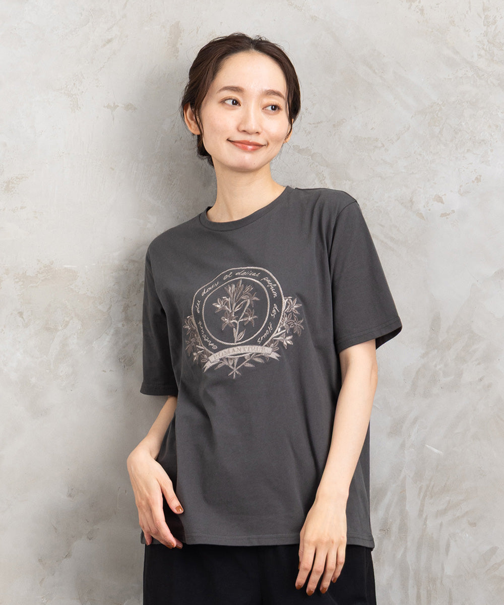 フラワーエンブレム刺繍Tシャツ