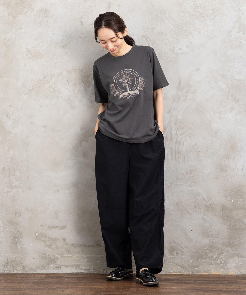 フラワーエンブレム刺繍Tシャツ