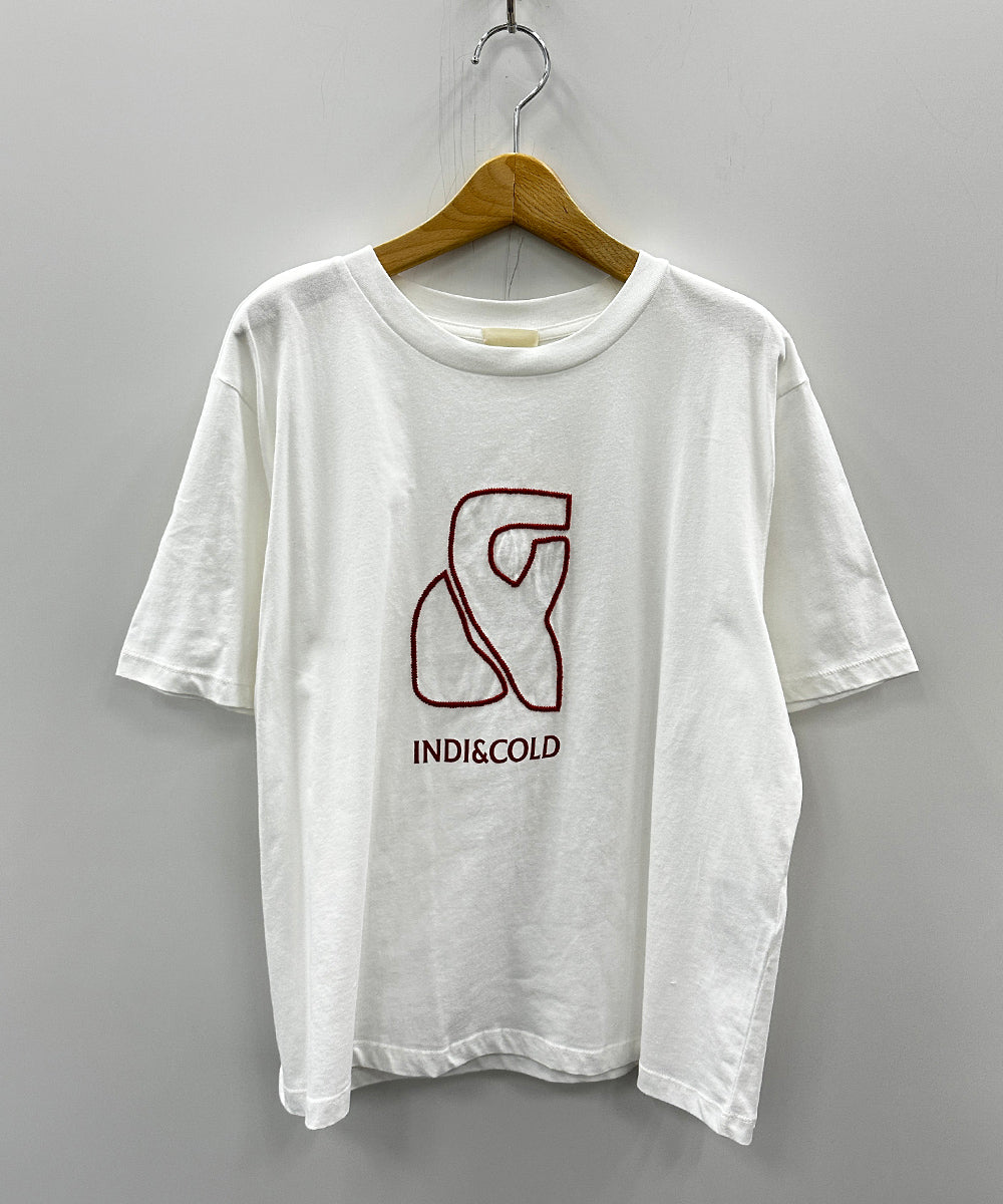indi&cold ロゴエンブロイダリーTシャツ