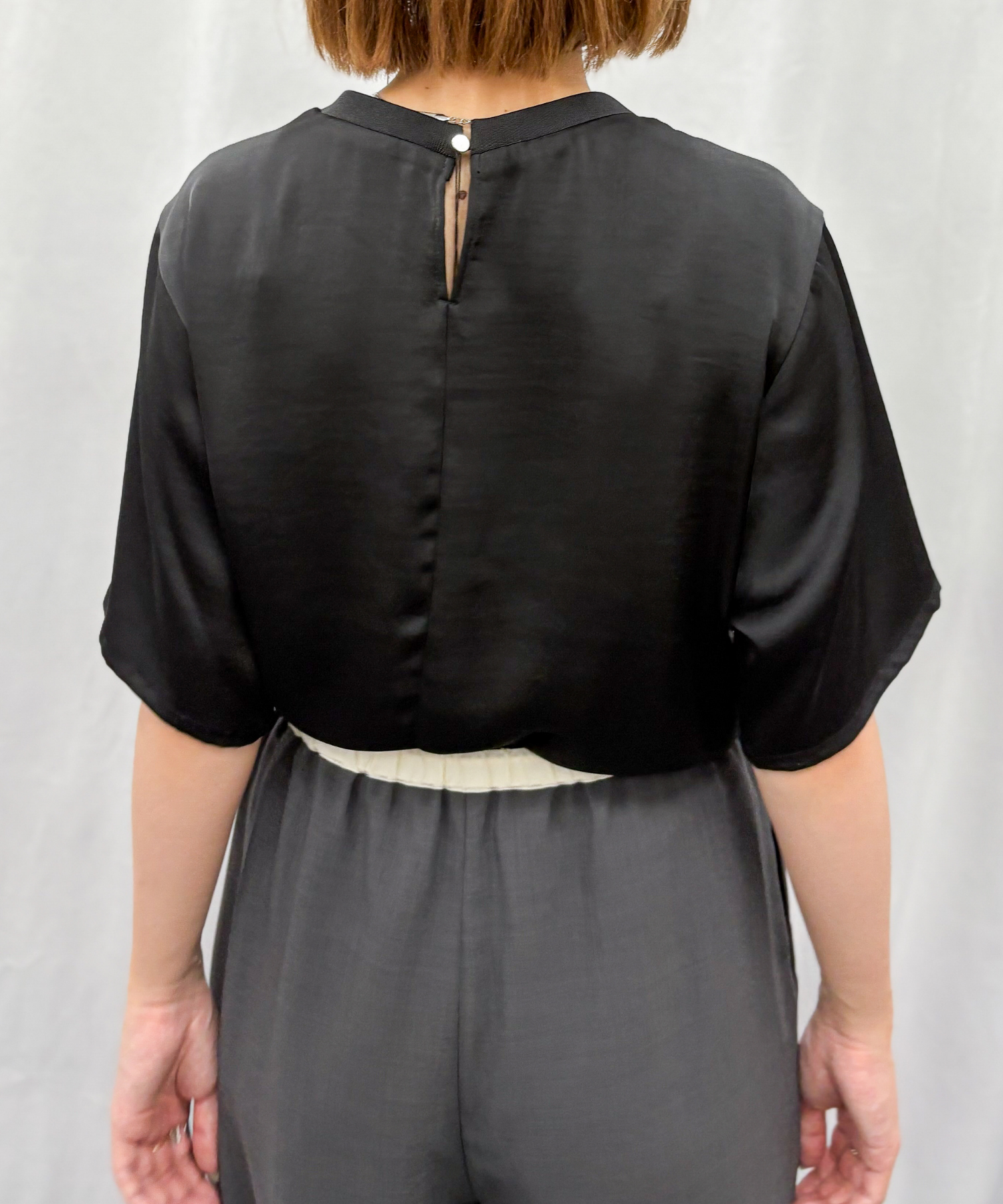 【qout】【R】サテンリブネックブラウス