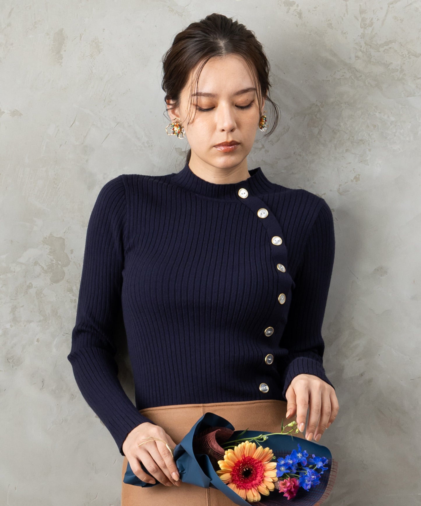 51-5650【FONT LAB】アシンメトリー釦ハイネックリブニット