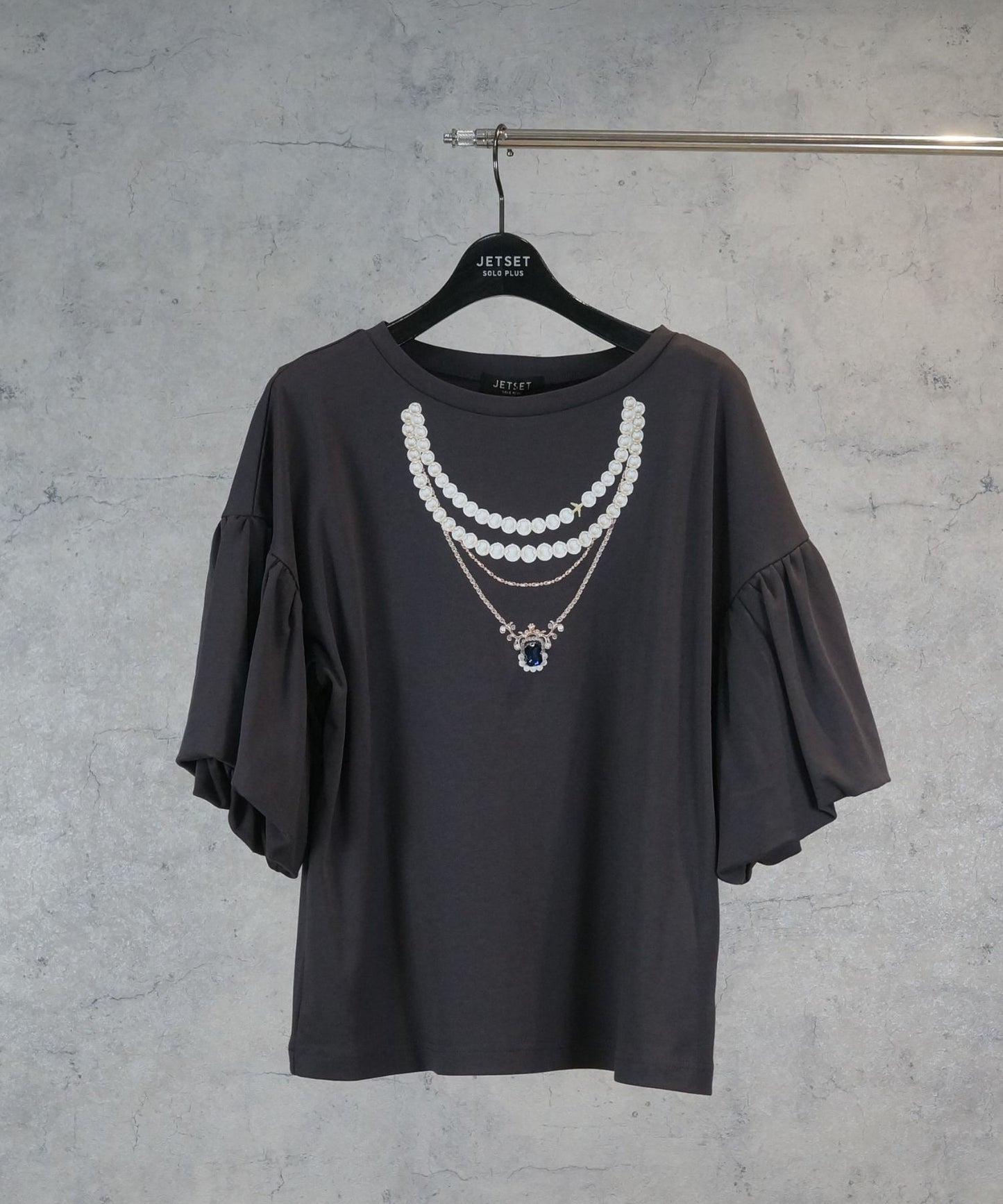【JETSET SOLO PLUS】ネックレスプリントシルケットTシャツ