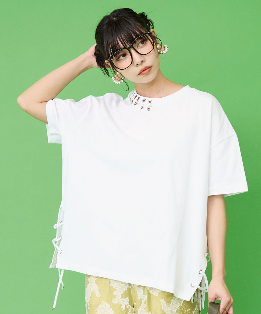 モード感漂うハトメデザインTシャツ｜40代からのきれいめカジュアルを取り揃えたレディースブランドJETSET SOLO PLUS。多様化する女性のライフスタイルに合わせた、「私のため」のウェアを展開。海外の希少性が高いインポートアイテムもご用意。まるで海外旅行している気分になれる時間をお楽しみください。
