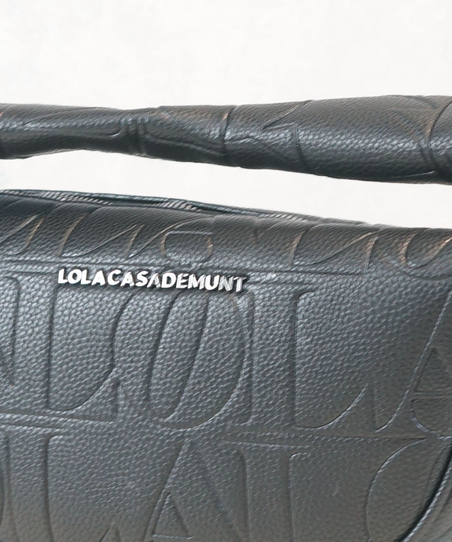 【LOLA CASADEMUNT】LOLAエンボスハーフムーンBAG