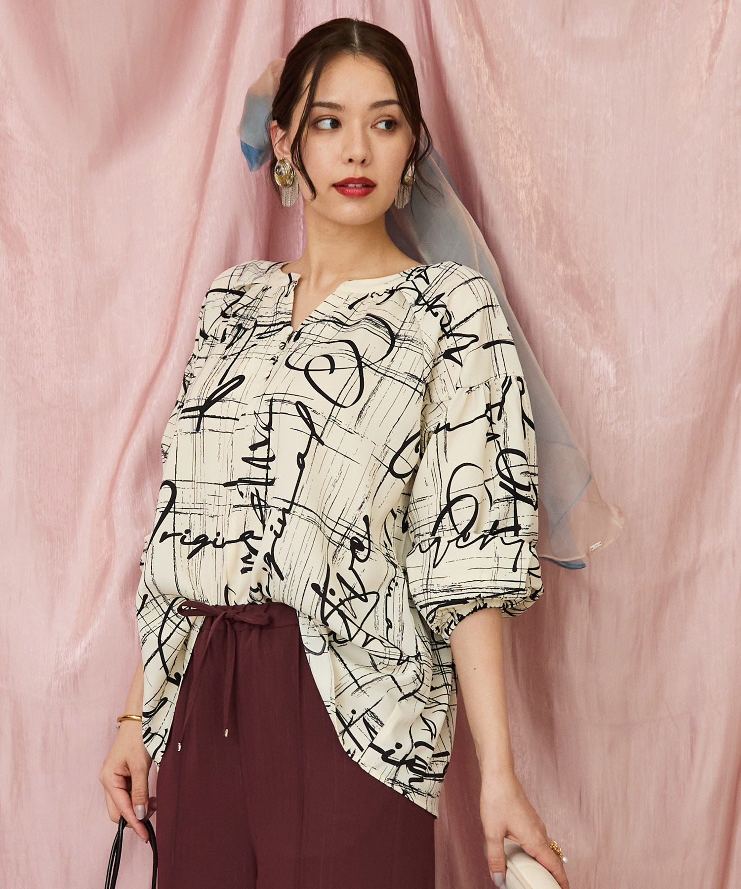 01-5923【FONT LAB】グラフィカルレターリングプリントブラウス