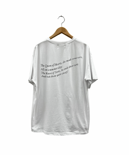 21号(6L～) [Rogique]THE MACMILLAN Alice Queen of Heartsバックプリントスペード刺繍Tシャツ