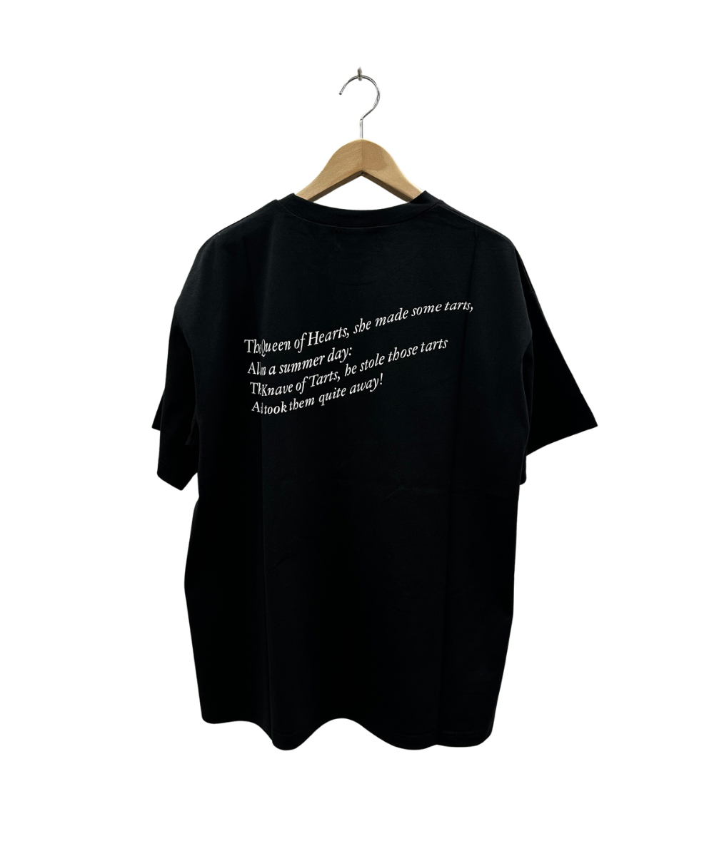 21号(6L～) [Rogique]THE MACMILLAN Alice Queen of Heartsバックプリントスペード刺繍Tシャツ