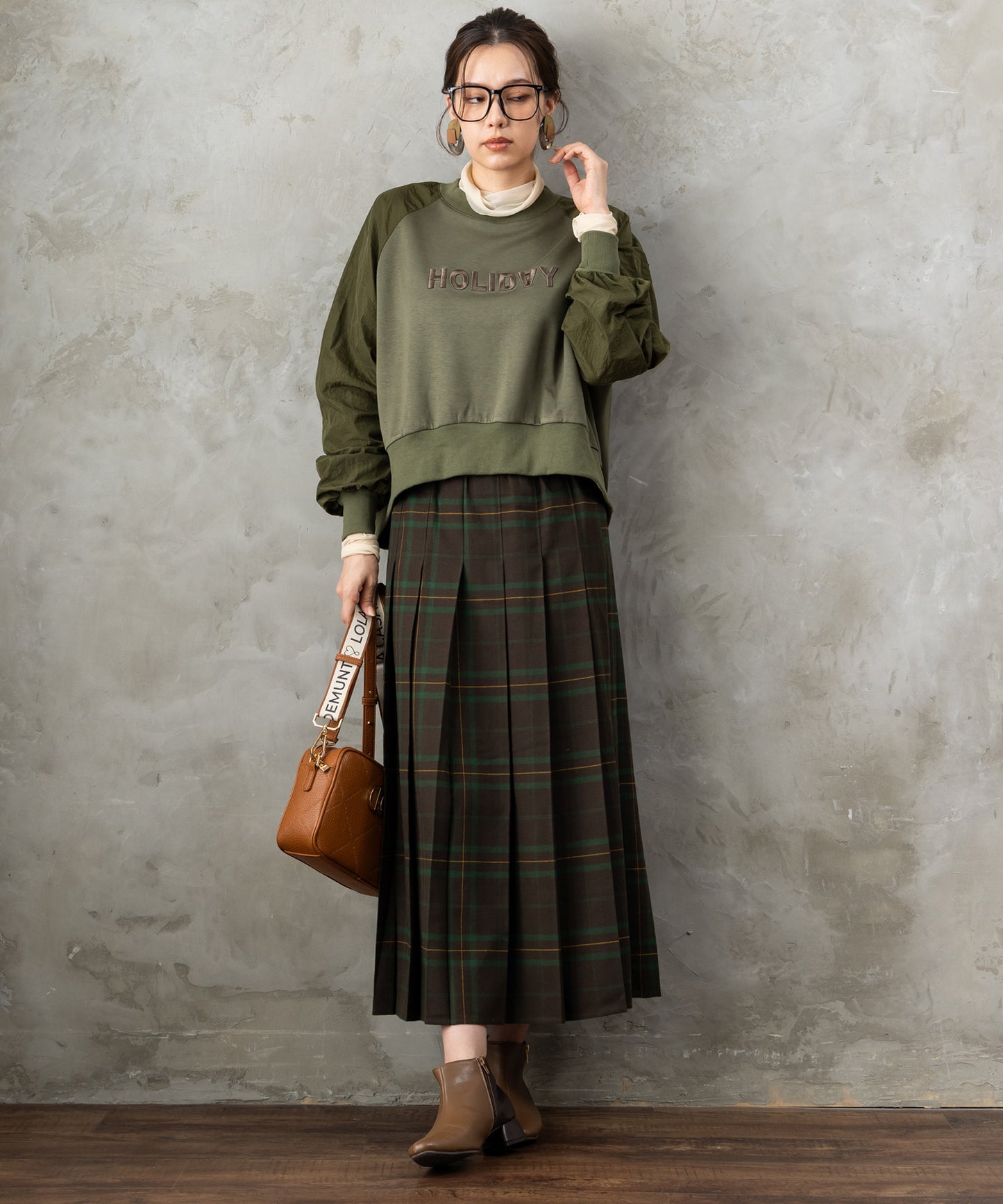 61-5850【FONT LAB】異素材コンビエンブロイダリーロゴスウェット