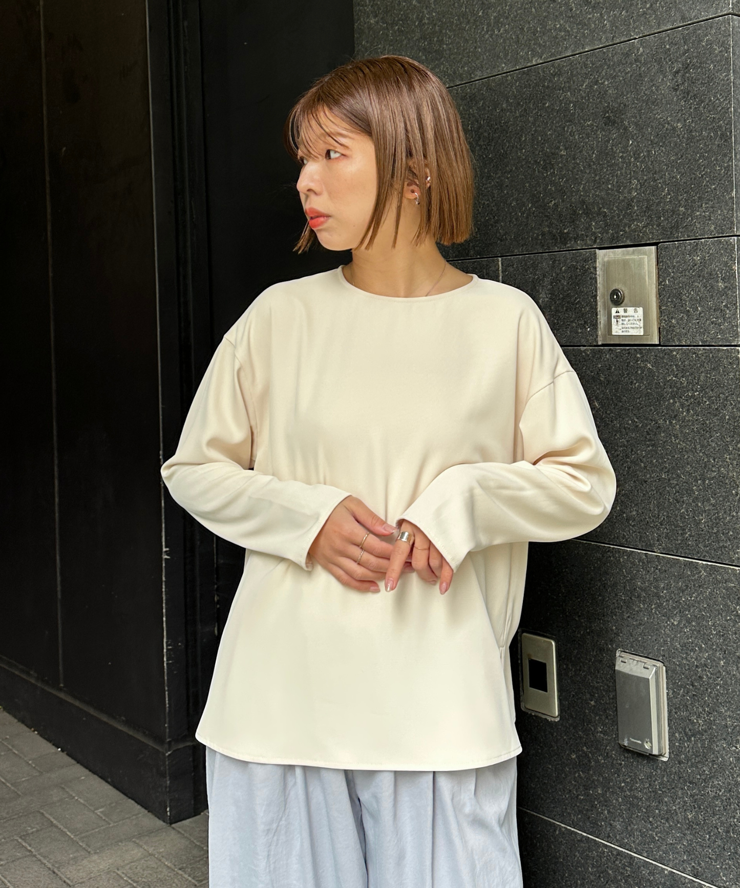 【JETSET SOLO PLUS】ソフトドレープツイル釦スリーブブラウス