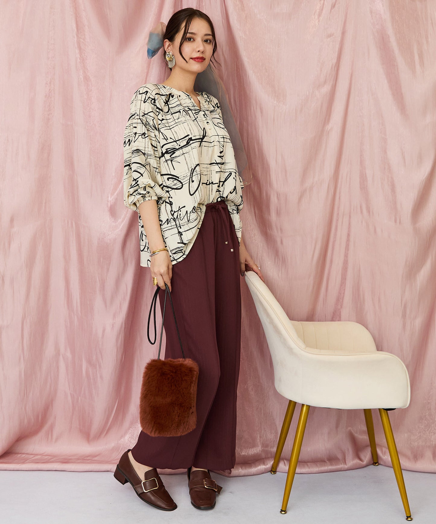 01-5923【FONT LAB】グラフィカルレターリングプリントブラウス