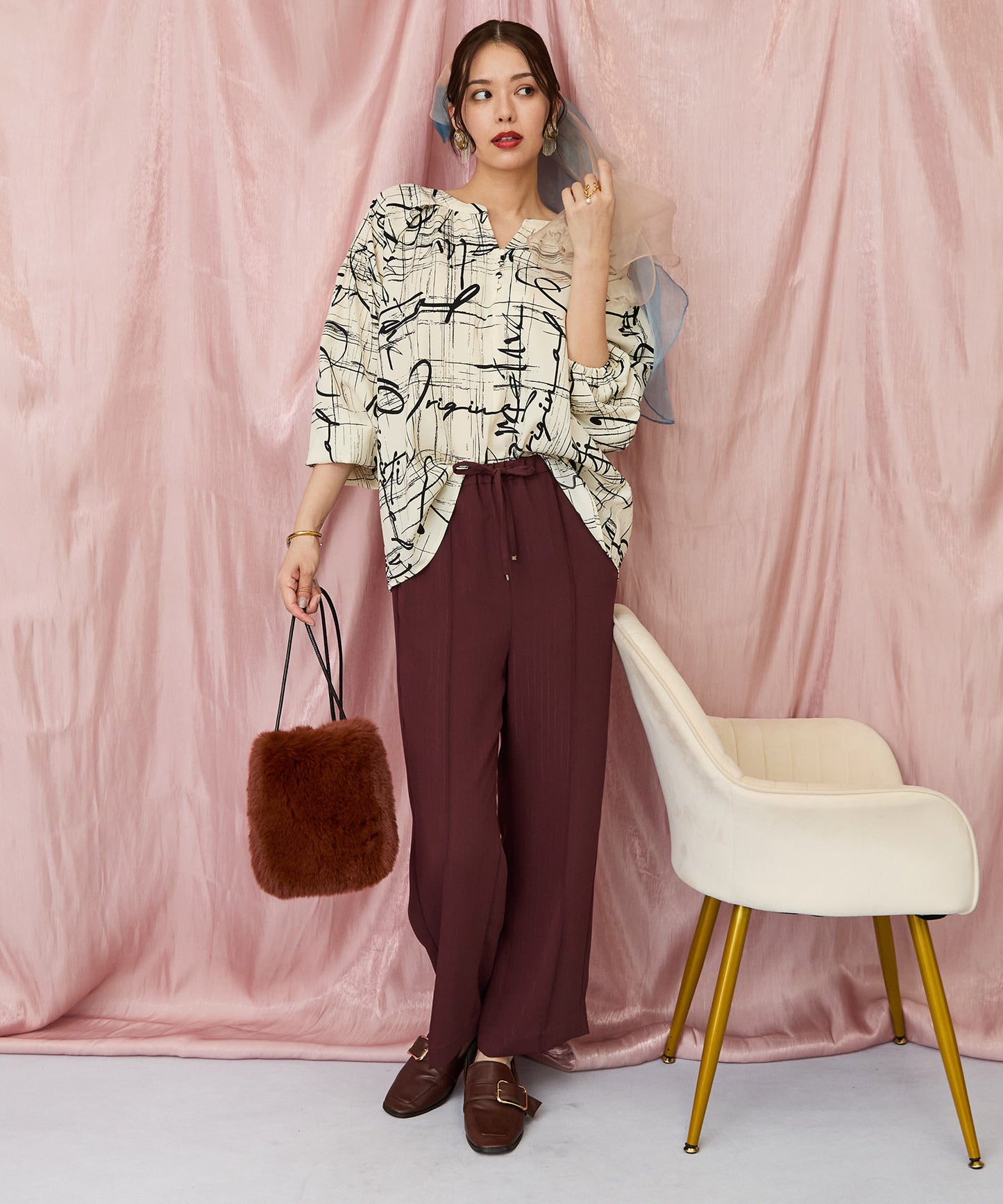 01-5923【FONT LAB】グラフィカルレターリングプリントブラウス