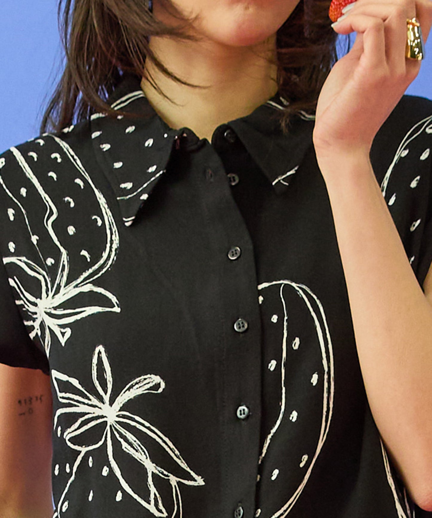 【mademoiselle YEYE】モノトーンストロベリープリントシャツ