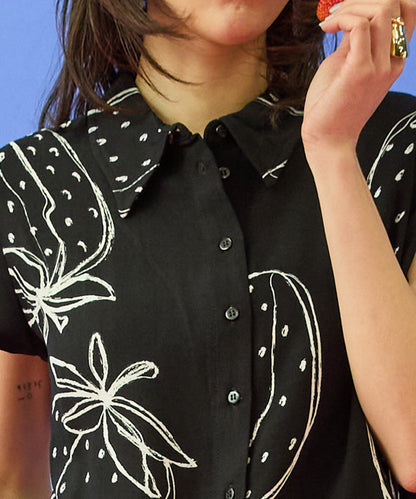 【mademoiselle YEYE】モノトーンストロベリープリントシャツ