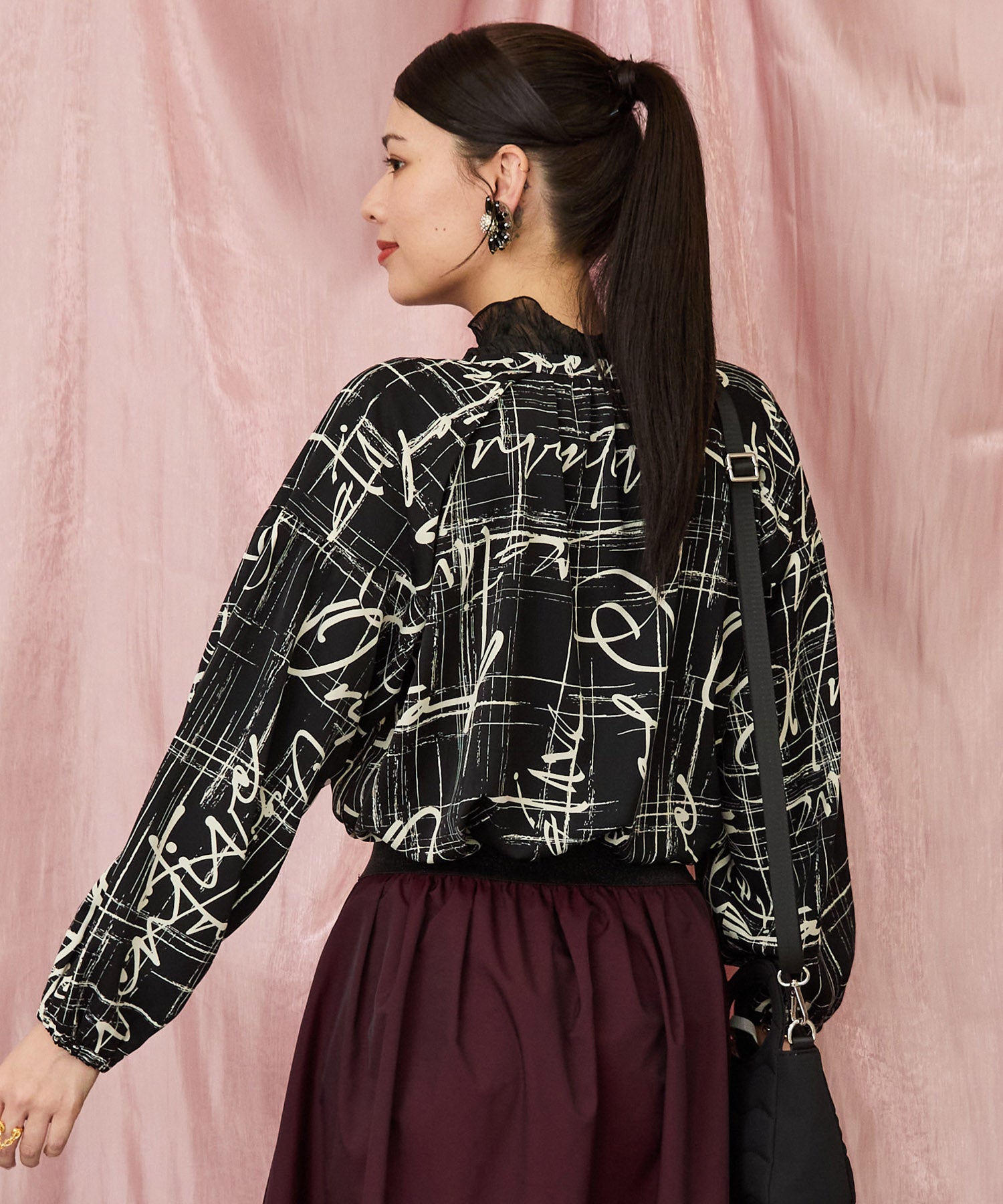 01-5923【FONT LAB】グラフィカルレターリングプリントブラウス