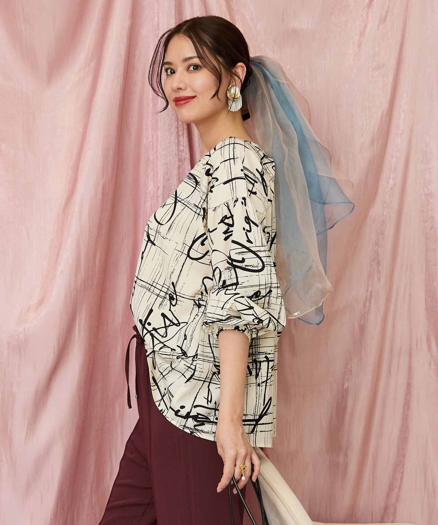 01-5923【FONT LAB】グラフィカルレターリングプリントブラウス