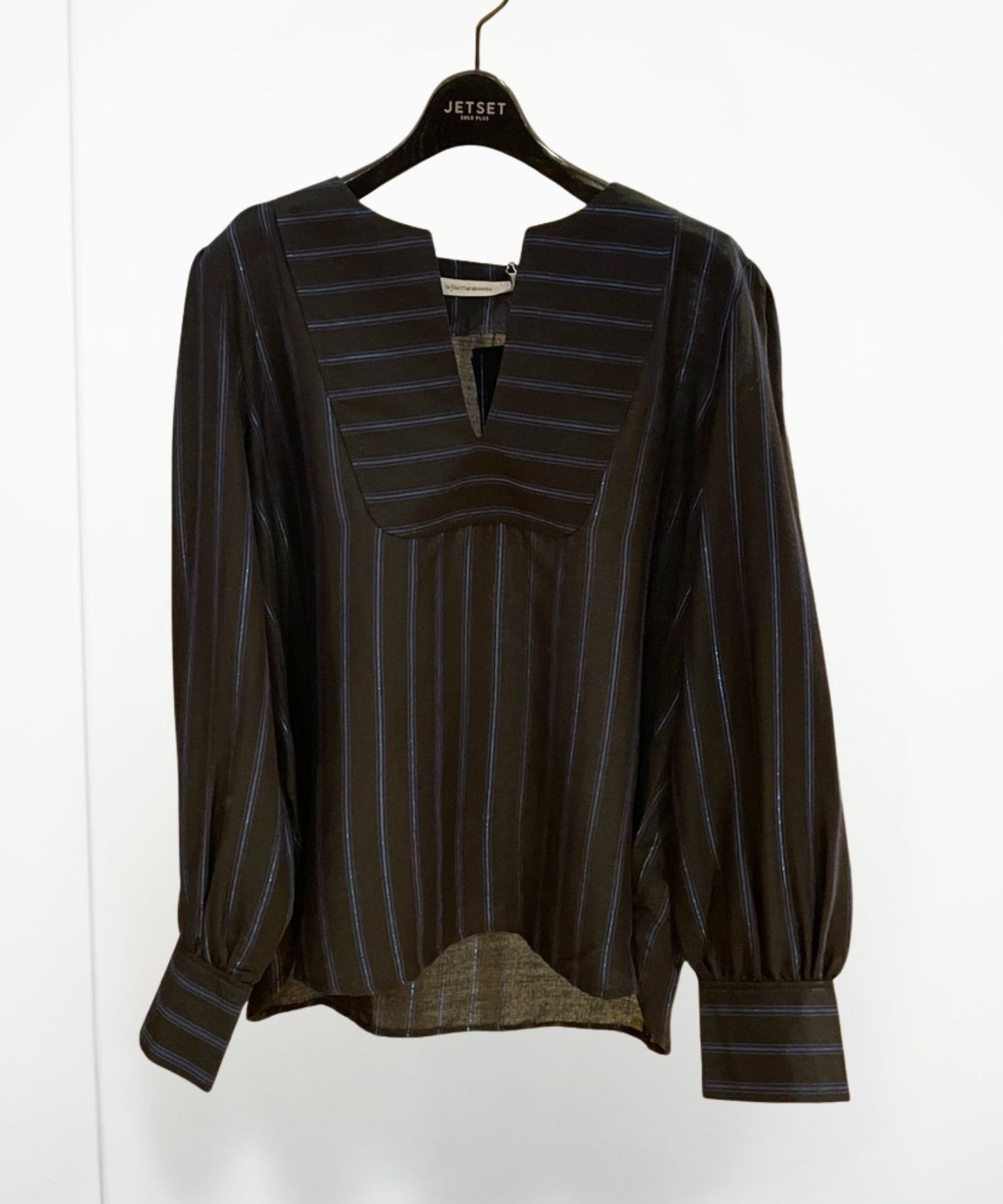 【la fée maraboutée】シャイニーストライプキーネックブラウス
